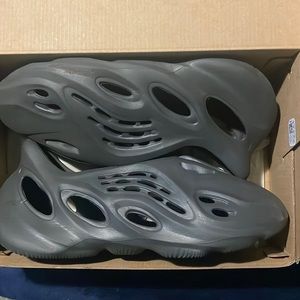 Yeezy Foam runner carbon